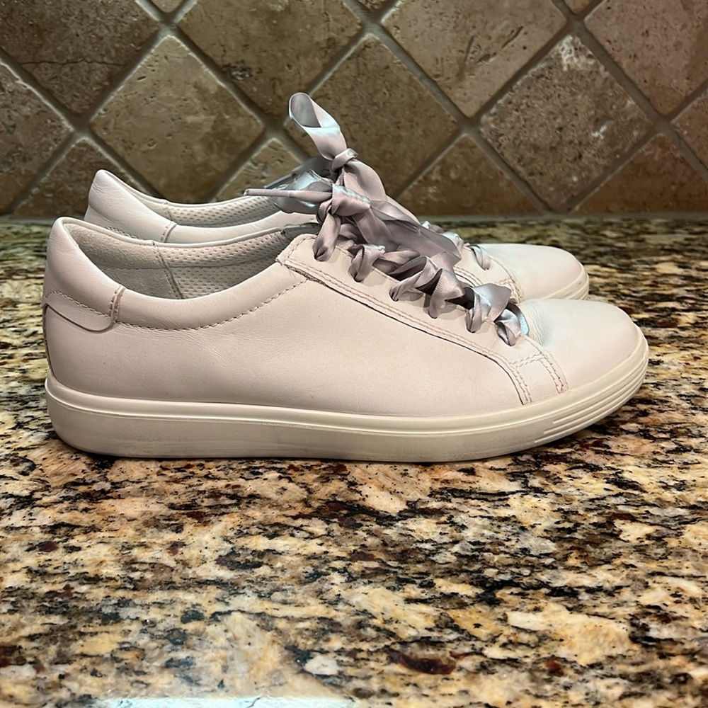 Ecco Soft Leather Dove Gray Sneaker with Satin Laces Size 40